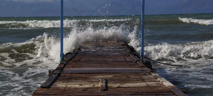 Φθινοπωρινό σκηνικό την Πέμπτη -Βροχές και άνεμοι έως 7 μποφόρ στο Αιγαίο